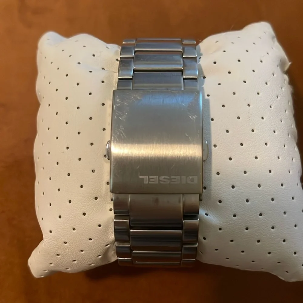 Diesel Men’s Stainless Steel Watch – Bold Modern Design – Quartz Movement